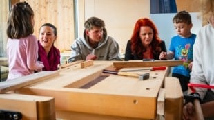 Die beiden Landesrätinnen Astrid Mair (li.) und Cornelia Hagele mit einem Zivildiener im Kindergarten in Kematen. Das System habe sich sehr bewährt. (Bild: Fettinger)