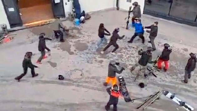 La salvaje reyerta estalló frente a la estación del valle del teleférico Dorfbahn de Gerlos. Los implicados se agarraron a esquís, tablas de snowboard y bastones de esquí. (Bild: zVg)