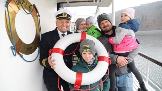 Der Rettungsring war nicht notwendig: Kapitän Roland Schiller mit den ersten Gästen der Saison. (Bild: Uta Rojsek-Wiedergut)