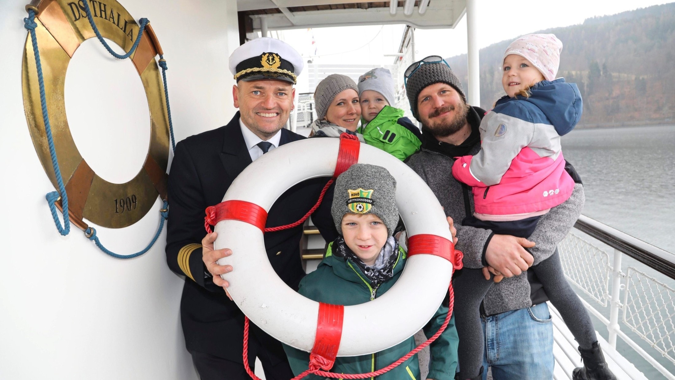 Der Rettungsring war nicht notwendig: Kapitän Roland Schiller mit den ersten Gästen der Saison. (Bild: Uta Rojsek-Wiedergut)