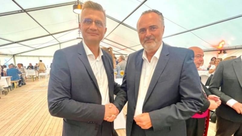 Landeshauptmann Hans Peter Doskozil mit Geschäftsführer Stefan Tasch beim 25-Jahr-Jubiläum des Unternehmens Lumitech in Jennersdorf. (Bild: Christian Schulter)