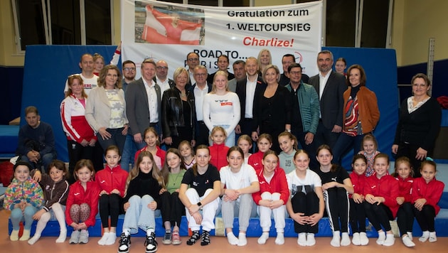 Inmitten von zahlreichen Gratulanten in Mattersburg: Die Turnerin Charlize Mörz. (Bild: Landesmedienservice Burgenland)