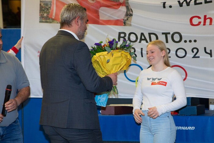 Sportlandesrat Heinrich Dorner gratulierte Charlize Mörz für ihre Leistung.