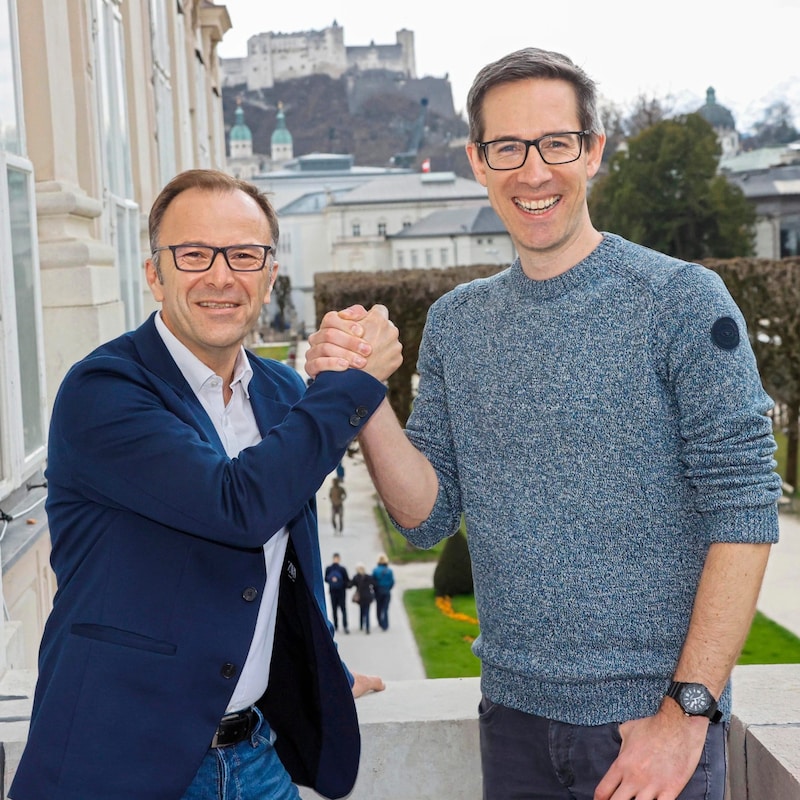 Bernhard Auinger (SPÖ) und Kay-Michael Dankl (KPÖ Plus) auf dem Balkon des Schlosses Mirabell (Bild: Markus Tschepp, Krone KREATIV)