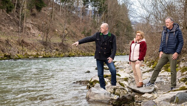 Schladmings Bürgermeister Hermann Trinker (li.), Vizebürgermeisterin Maria Drechsler und Fischer Franz Zefferer am Ufer der Enns. (Bild: Harald Steiner)