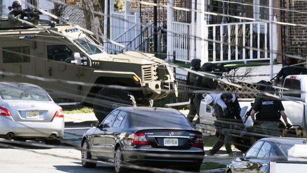 The building in which the shooter had barricaded himself with several hostages was surrounded by police. (Bild: AFP)