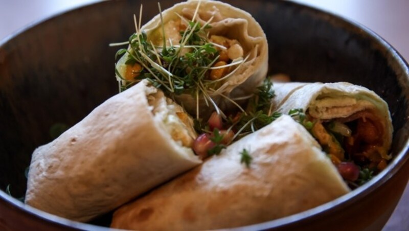 Anna Buchegger entschied sich für Lachs und Frischkäse-Wraps im 220 Grad Café in Nonntal. (Bild: Tröster Andreas)
