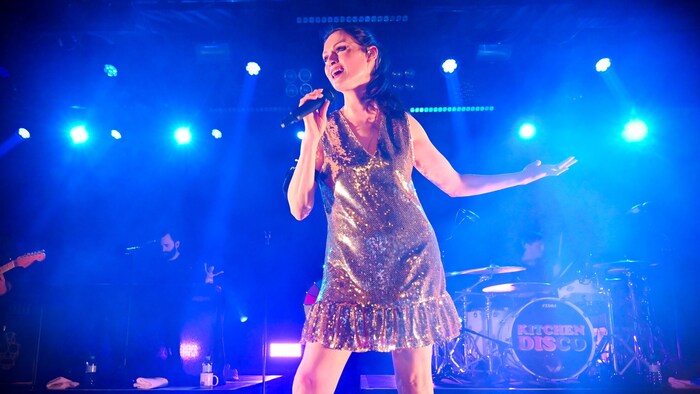 Glitzer und Glamour – das Bühnenbild von Ellis-Bextor schrie nach Party.