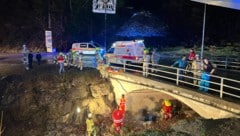 Zahlreiche Einsatzkräfte waren nötig, um die Frauen zu bergen. (Bild: zoom.tirol)