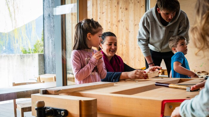 Civil servants help out at the kindergarten in Kematen.