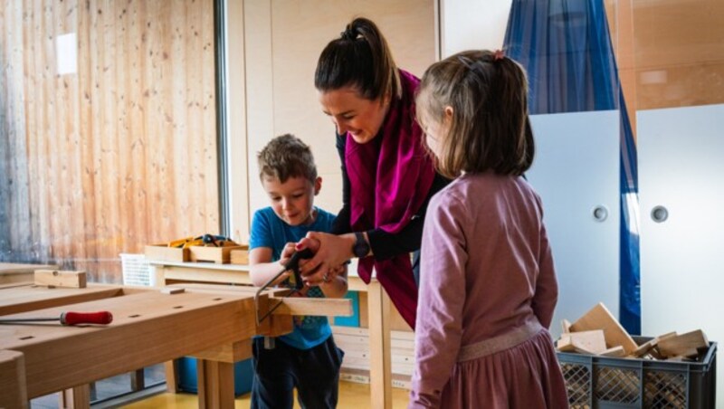 LR Astrid Mair also lent a helping hand during the site inspection. (Bild: Fettinger)