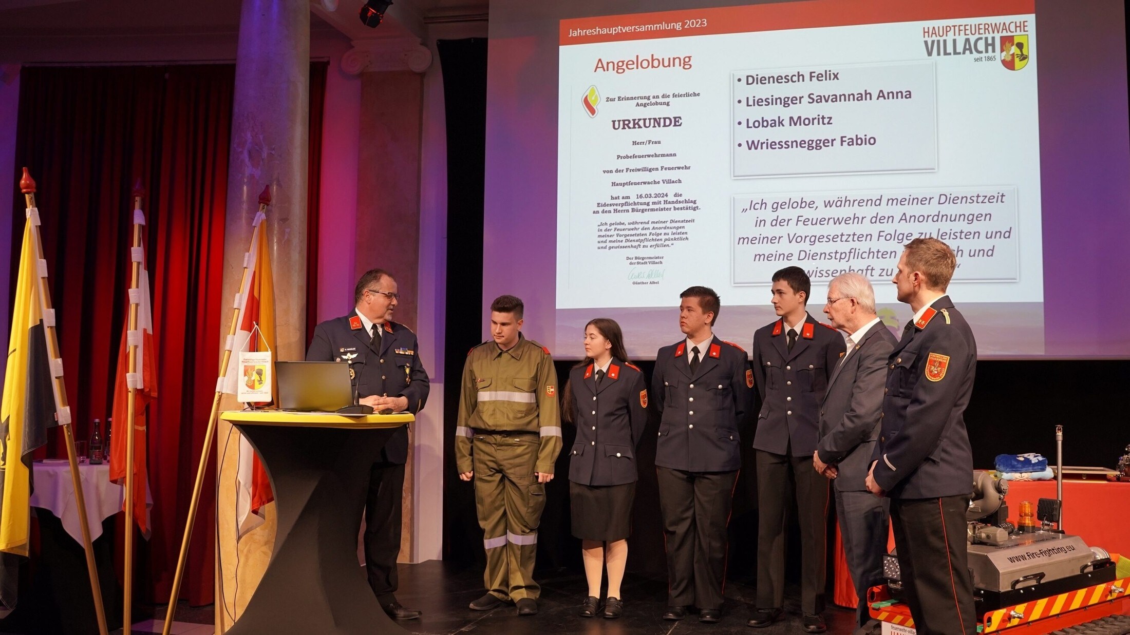 Angelobung der neuen Feuerwehrmänner und -frauen bei der Hauptfeuerwache Villach.