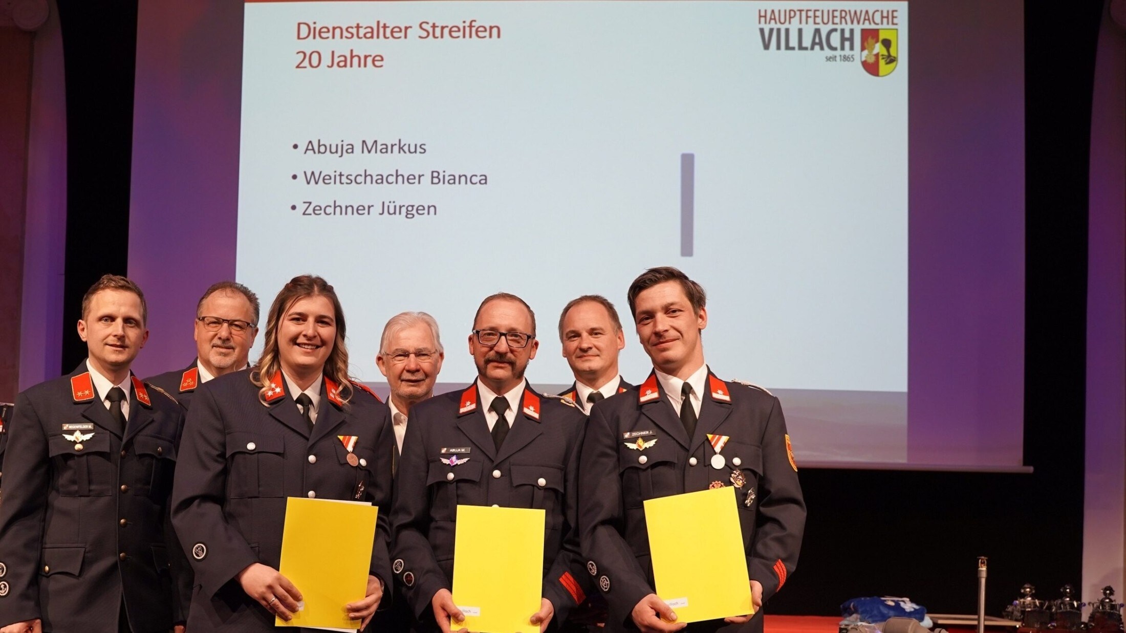 Ehrung für 20 Jahre Mitgliedschaft bei der Hauptfeuerwache Villach.