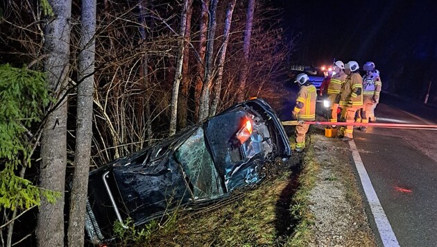 The vehicle ended up between several trees. (Bild: zoom.tirol, Krone KREATIV)