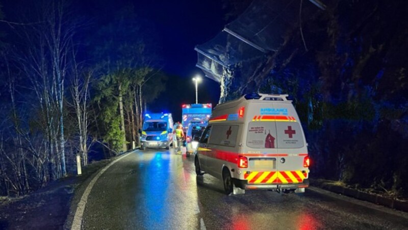 Zahlreiche Einsatzkräfte rückten zur Unfallstelle aus. (Bild: zoom.tirol, Krone KREATIV)