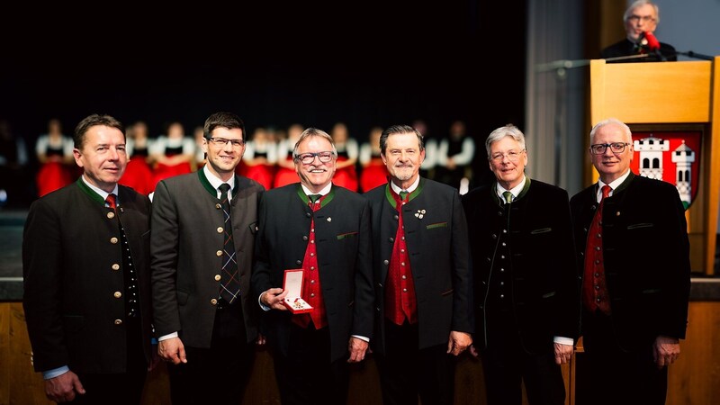 Der MGV Scholle feierte sein 100-jähriges Chorjubiläum mit Erwin Angerer, Martin Gruber, Ehren-Chorleiter Franz Hrastnik, Obmann der MGV Scholle Josefi Lobnig, Peter Kaiser und Reinhart Rohr. (Bild: LPD Kärnten Markus Vouk)