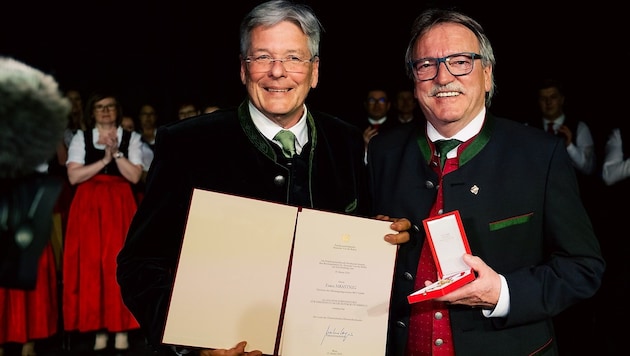 Governor Peter Kaiser honored Franz Hrastnig on behalf of the Republic of Austria with the Golden Medal of Honor of the Republic of Austria for his services to the choral sector. (Bild: LPD Kärnten Markus Vouk)