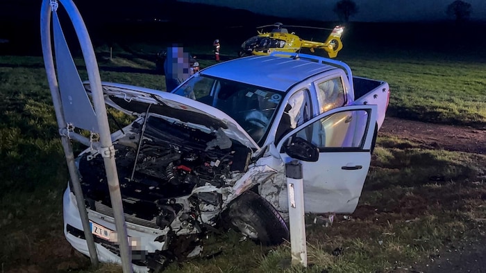 Der Pickup wurde ebenfalls von der Straße geschleudert.
