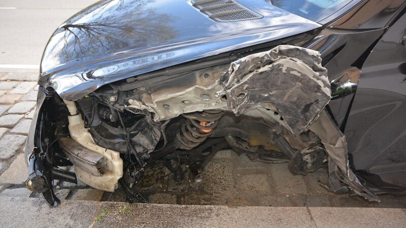 Das Auto wurde ebenfalls schwer beschädigt. (Bild: LPD Wien)