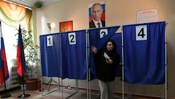 Kritiker meinen: In Russland findet eine Wahl ohne Wahl statt. (Bild: AFP)