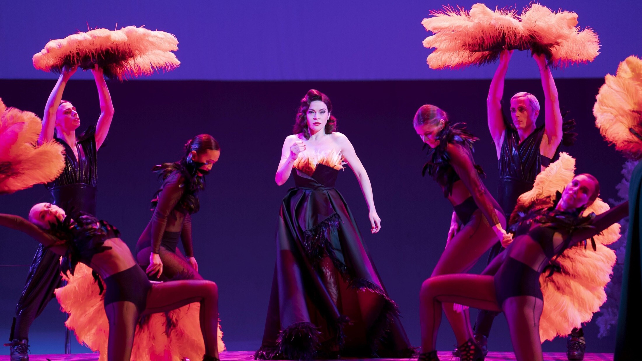 Sieglinde Feldhofer as a captivating operetta diva (Bild: Werner Kmetitsch)