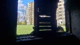 Blick aus dem verkohlten Fenster auf den gewaltigen Gemeindebau am Muhrhoferweg.  (Bild: Stefan Steinkogler)