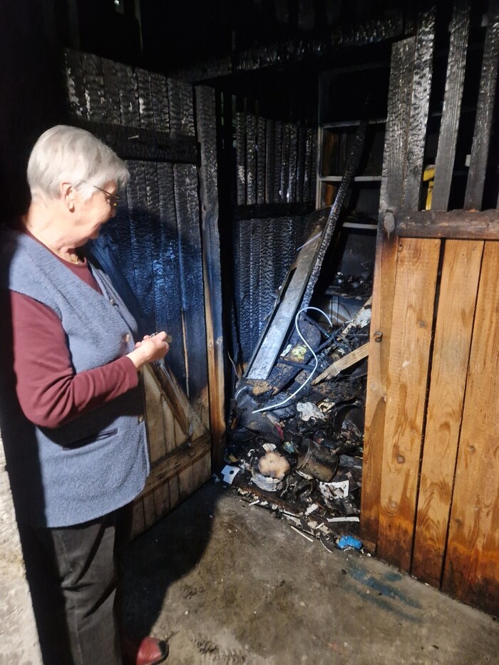 Erna a conduit la "couronne", lampe de poche comprise, dans ce qui restait des compartiments de la cave. 