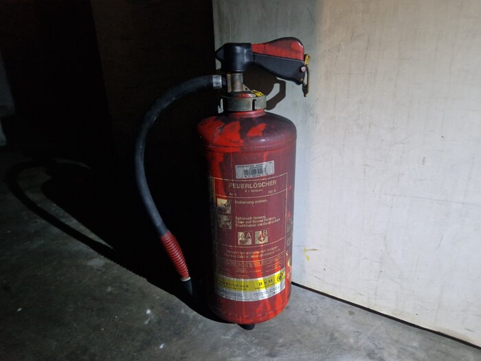 De la suie est collée à l'un des extincteurs utilisés au début pour combattre l'incendie. 