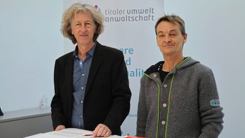 Tyrolean environmental lawyers Johannes Kostenzer and Walter Tschon (right). (Bild: Christof Birbaumer)