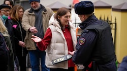Polizeikontrolle bei „Mittag gegen Putin“ in Moskau (Bild: ASSOCIATED PRESS)