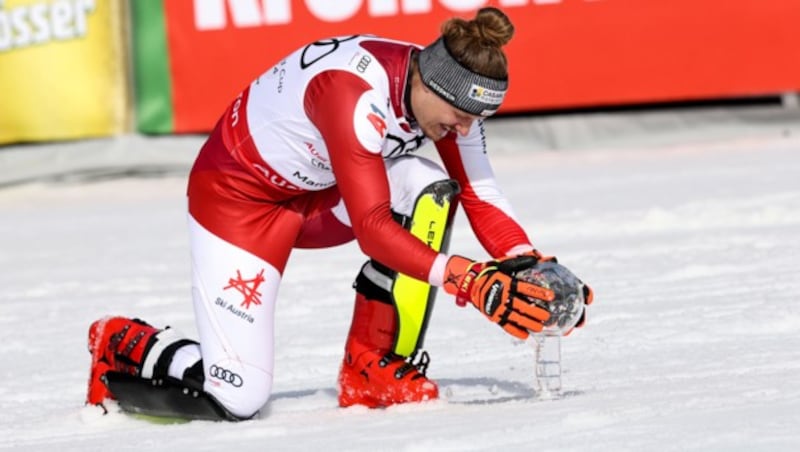 Manuel Feller schrieb in der Stunde des Triumpfs den Namens seines toten Freundes in den Saalbach-Schnee. (Bild: GEPA pictures)