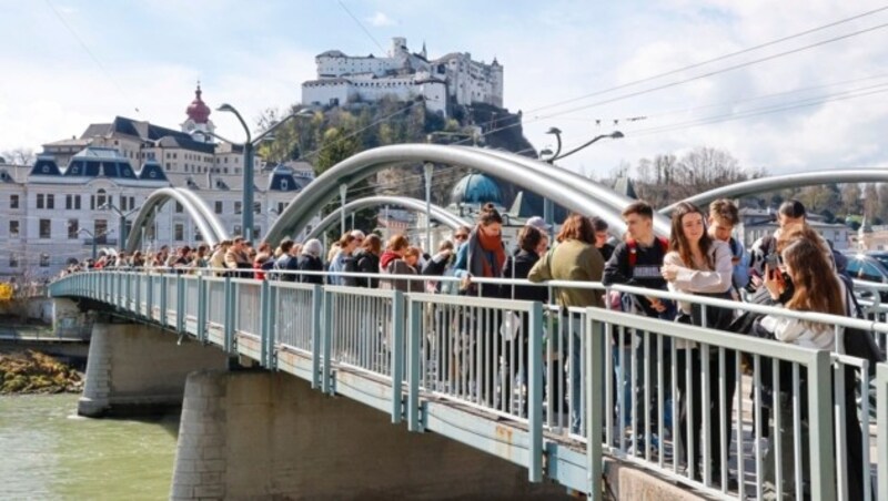 Die Warteschlange in Salzburg reichte sogar über die Salzach. (Bild: Markus Tschepp)