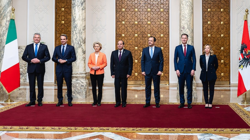 Bundeskanzler Karl Nehammer, mit den Regierungschefs Mitsotakis (Griechenland), Von der Leyen (EU-Kommission), Al-Sisi (Ägypten), Christodoulidis (Zypern), De Croo (Belgien) und Meloni (Italien) (Bild: Florian Schroetter)