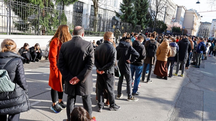 Auch in Wien bildete sich eine lange Warteschlange.