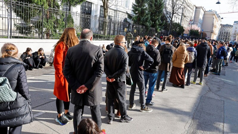 Auch in Wien bildete sich eine lange Warteschlange. (Bild: Klemens Groh)