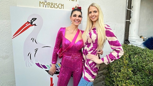 Neo-restaurateur Agnes Goebel (left) in a glittery outfit with "Miss Europe 2021" Beatrice Körmer: "Looking forward to many guests!" (Bild: Christian Schulter)