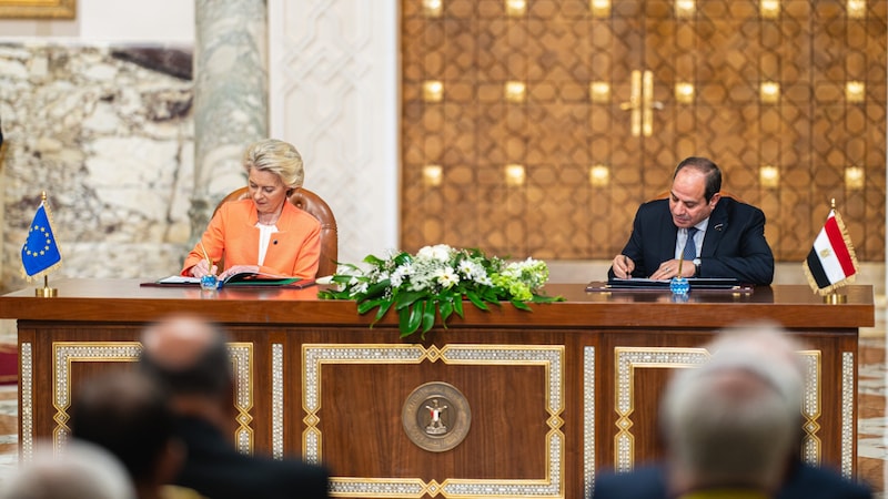 Von der Leyen und Al-Sisi unterzeichnen den Flüchtlings-Deal (Bild: Florian Schroetter)