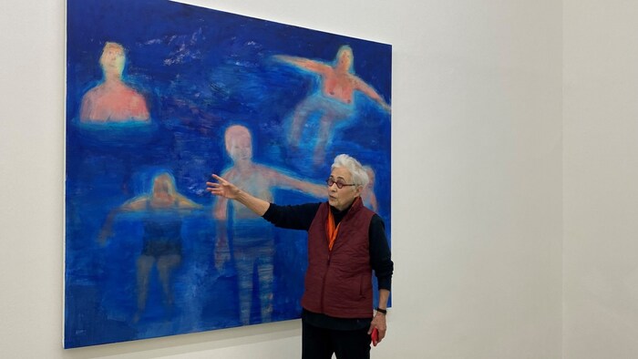 Katherine Bradford mit einem ihrer neuesten Gemälde
