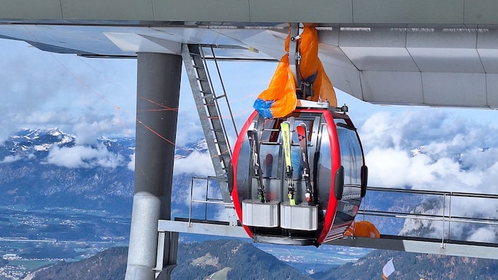Als die Paragleiterin gegen die Gondel krachte, war sie sofort tot. Auch zwei Passagiere darin ...