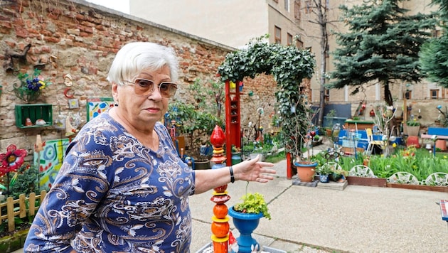 Se acabó el agua para las flores del patio. Ingrid Pfeiffer, pensionista de 83 años, está desesperada: "Éste es nuestro pequeño paraíso". (Bild: klemens groh)