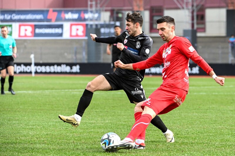 Innenverteidiger Stefan Umjenovic (r.) verwandelte den Elfmeter zum 3:0 eiskalt. (Bild: GEPA pictures)