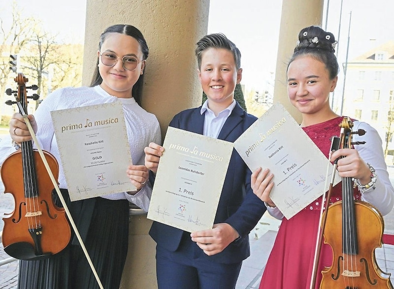 Gold für Raschelle Ritt (li), die wie auch ihre Schwester Nathania (re) und Leonidas Ruhdorfer Kärnten beim Bundeswettbewerb vertreten werden: „Das wird cool werden!“ (Bild: EVELYN HRONEK)