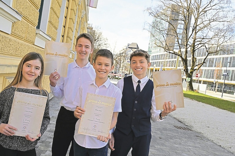 Bei musikalischen Wettstreit prima la musica auf dem Stockerl: 1. Preis für Linda Jelinek (li). Kilian Jereb, Jurij Filipič und Alexander Stöckl werden ebenfalls in Brixen dabei sein. (Bild: EVELYN HRONEK)