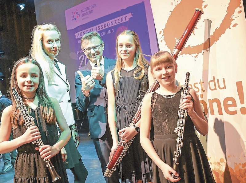 Manager Johann Brunner, Lisa Leitich mit dem Ensemble Windspiel (li): „Wir freuen uns auf den Bundeswettbewerb“. (Bild: EVELYN HRONEK)