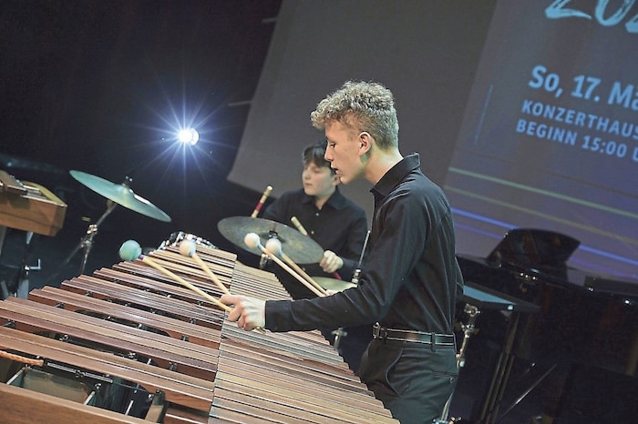 Das Ensemble Power Percussion heizte im Großen Saal richtig ein. Das Trio – Aaron Ogris, ...