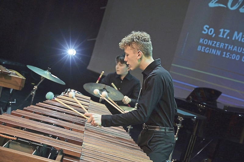 Das Ensemble Power Percussion heizte im Großen Saal richtig ein. Das Trio – Aaron Ogris, Anastazja Piotrowicz , Lukas Hofer – wird beim Bundeswettbewerb dabei sein. (Bild: EVELYN HRONEK)