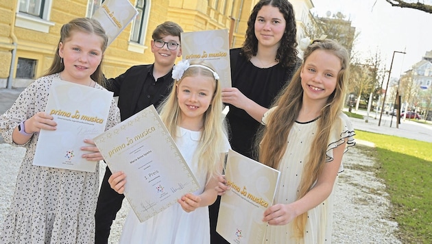 Practice makes perfect - and diligence is rewarded: Mia Missbichler, Stefan Wiesflecker, Maria Spiehs, Yaroslava Sinkevich and Marie Wiesflecker, who is traveling to South Tyrol with the best, are on the podium. (Bild: EVELYN HRONEK)