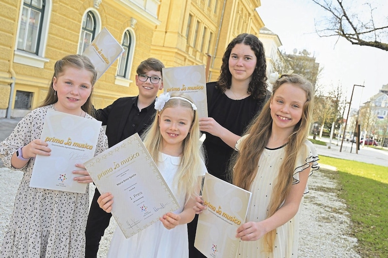 Übung macht den Meister – und Fleiß wird belohnt: Auf dem Stockerl stehen Mia Mißbichler, Stefan Wiesflecker, Maria Spiehs,Yaroslava Sinkevich (1. Preis mit Auszeichnung) und Marie Wiesflecker, die mit den Besten nach Südtirol fährt. (Bild: EVELYN HRONEK)