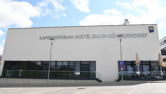 Das Klinikum Mistelbach bleibt in den Schlagzeilen: Die LGA änderte Öffnungs-Planung, die SPÖ startete eine Petition. (Bild: Huber Patrick)
