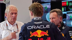 Helmut Marko (links) im Gespräch mit Christian Horner (rechts) und Max Verstappen. (Bild: APA/AFP/Giuseppe CACACE)